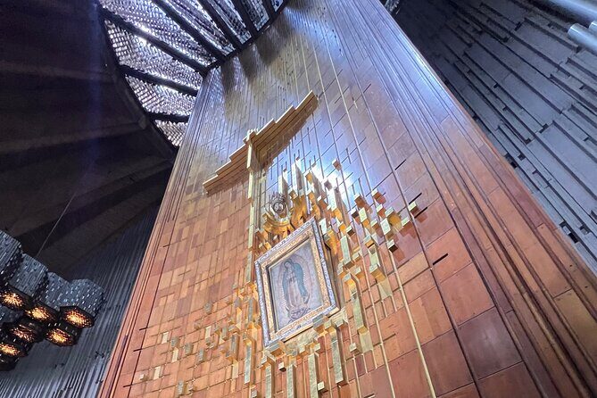 100% private tour in Guadalupe's Basilica with transport - Chapel of the Flowers and the Offering: viewpoints and symbolism