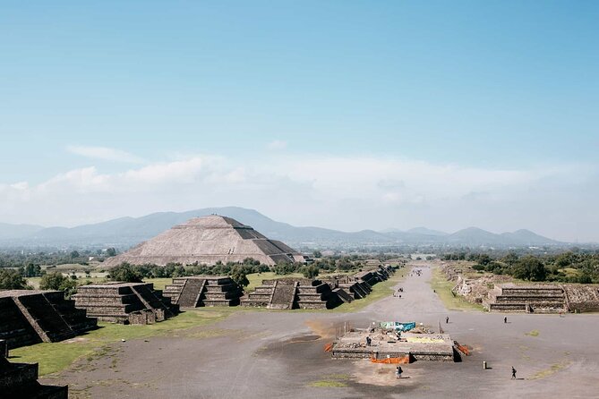 3X1 Teotihuacan, Basilica of Guadalupe, Tlatelolco and Tequila Tour - Basilica de Santa María de Guadalupe: More Than a Photo Stop