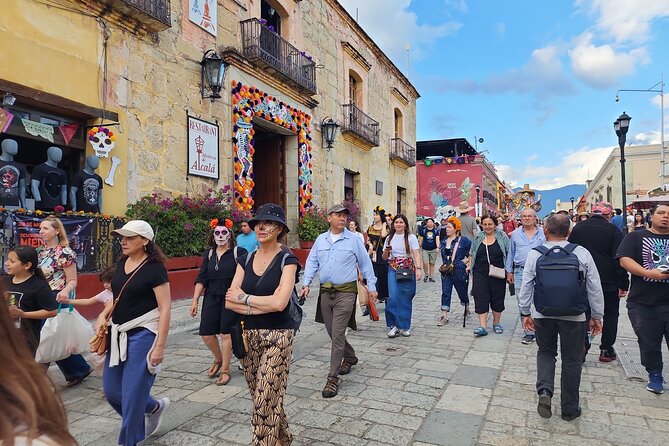 5 Hours Guided Day of The Dead Evening Walking Tour in Oaxaca - Guides and Storytelling: Pablo, Lea, and Carlos Style