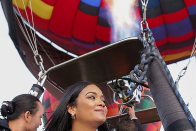 All-inclusive hot air balloon flight over Teotihuacan - Artisans, maguey and obsidian: learn, taste, then move on