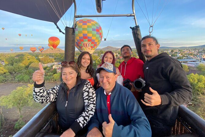 Balloon flight in Teotihuacán from Mexico City - What happens before takeoff: coffee, a welcome bonfire, and a calm crowd