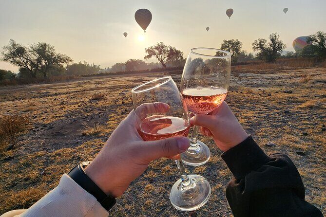 Balloon flight + Transportation + Breakfast in Cave or buffet + Pyramids - Key highlights to know before you go