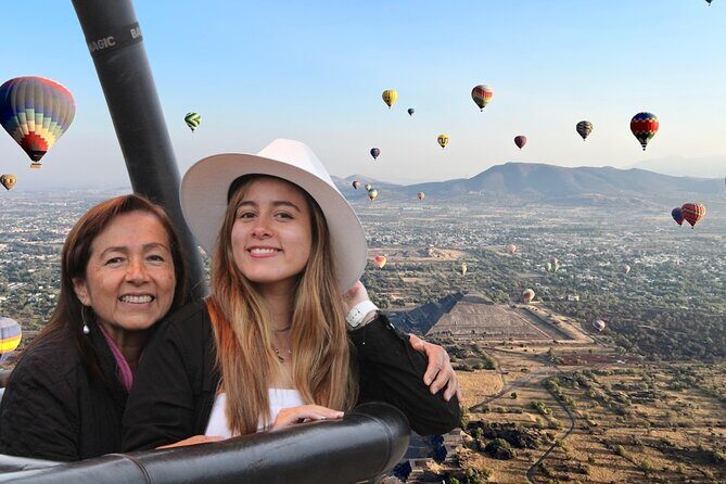 Balloon flight with breakfast in Cave and Pyramids tour from CDMX - Getting ready at Volando Alto: coffee, cookies, and balloon photos