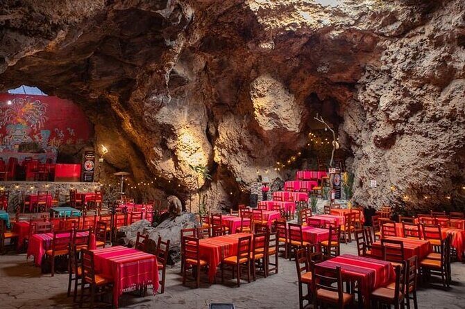 Balloon flight with pyramids tour and transportation from Mexico City - La Cueva Teotihuacán breakfast: where the day turns from sky to stone