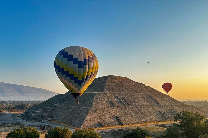 CDMX balloon flight, breakfast, pickup and visit to Teotihuacán - Craft shops and mezcal tasting: culture with guardrails