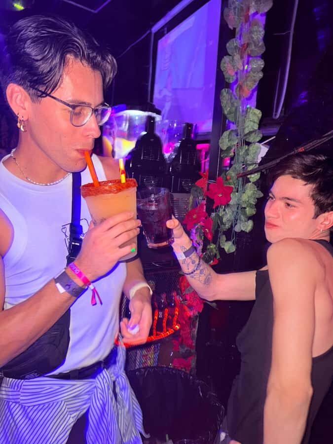 CDMX LGBT Tour: 3 Clubs + Drinks + Ride + Host - Stop 1 (1.5 Hours): A Long First Chunk for Settling In