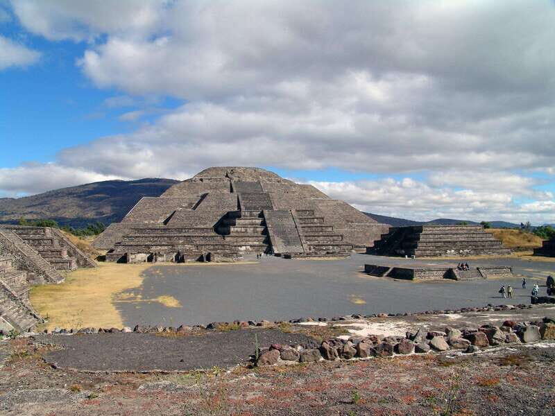 CDMX: Teotihuacan Pyramids & Guadalupe Shrine Guided Tour - Basilica of Our Lady of Guadalupe: Old, New, and the Tilma Moment
