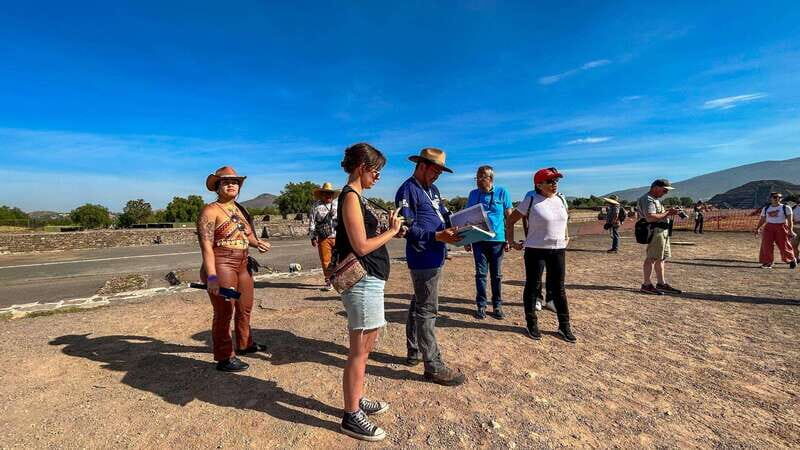 CDMX: Teotihuacan Pyramids & Guadalupe Shrine Guided Tour - Teotihuacán: Grand Avenue and Pyramid Climb