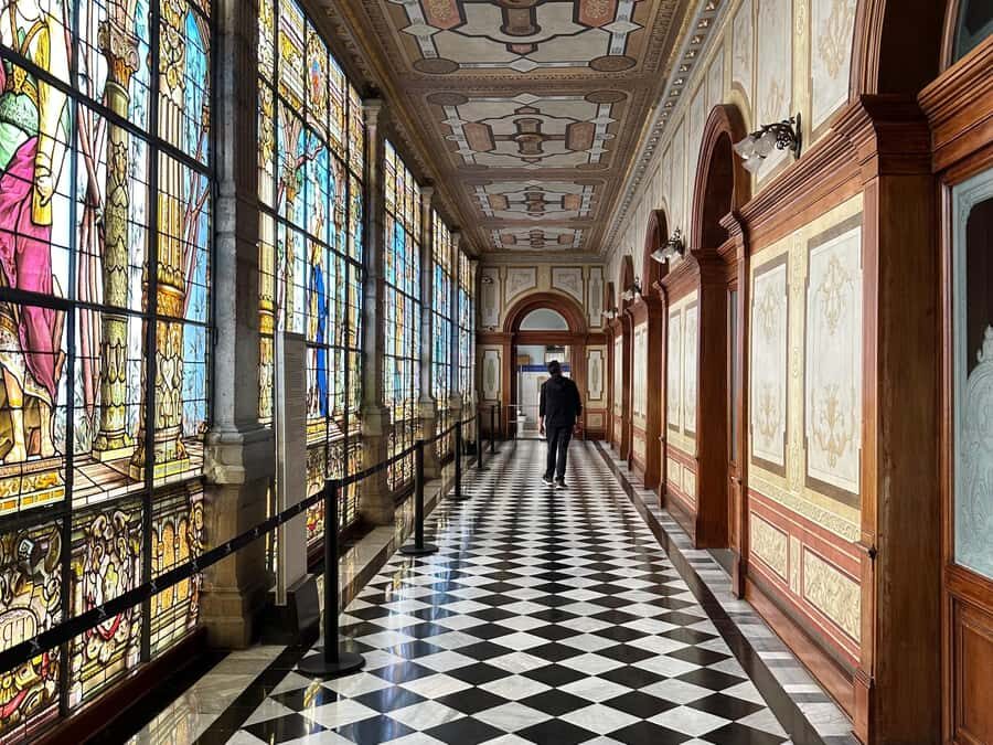 Chapultepec Castle: Private tour with local guide, tickets included - Bilingual Guides and Real-Life Q&A: What to Expect From the Human Side