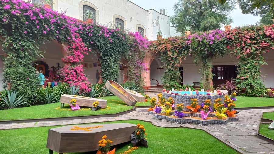 Coyoacan, history and life in a magical neighborhood - Parroquia San Juan Bautista and the former convent: where the story gains weight