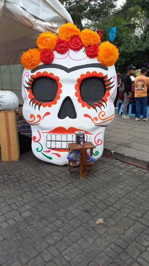 Coyoacan, history and life in a magical neighborhood - Plaza de la Conchita: older town buildings and the people behind them