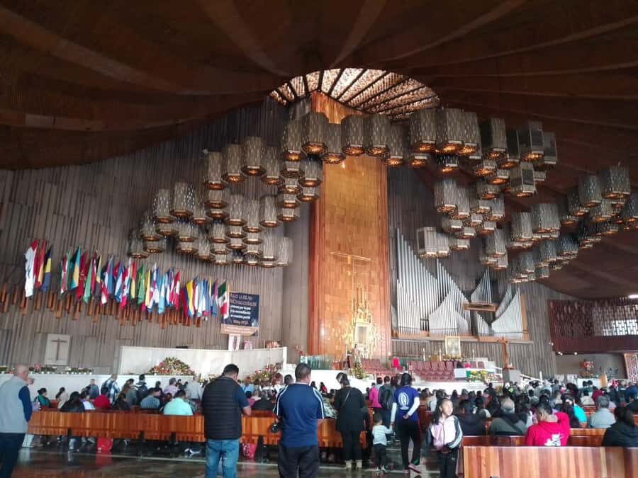 Discover the iconic Basilica of Guadalupe in Mexico City. - New and old basilicas: seeing the site’s evolution