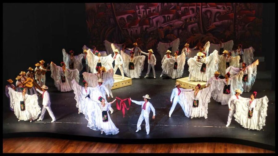 Enjoy the Folkloric Ballet at the Palacio de Bellas Artes - Palacio de Bellas Artes: the theater that turns the whole evening into art