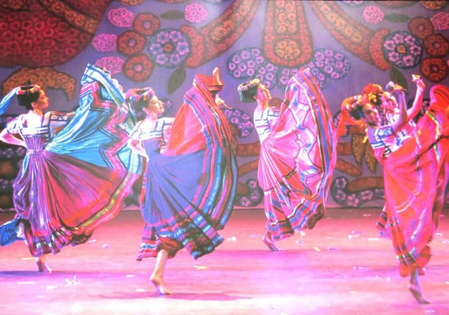 Enjoy the Folkloric Ballet at the Palacio de Bellas Artes - Live orchestral music: why the rhythm matters more than you think