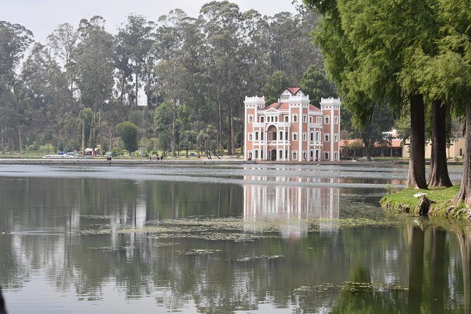 Ex hacienda, rancho de lavanda y Val'Quirico (private tour) - Stop 1: Ex-Hacienda de Chautla—lake, castle-like architecture, and garden time