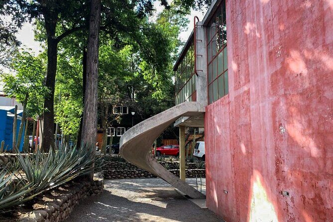 EXCLUSIVE TOUR Casa Estudio Frida Kahlo-Diego Rivera Small Groups - Juan O’Gorman’s design: why the building is part of the story