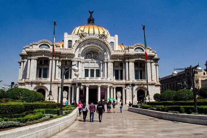 EXCLUSIVE TOUR to Palacio de Bellas Artes - small groups - Temporary exhibitions: a possible bonus if timing allows