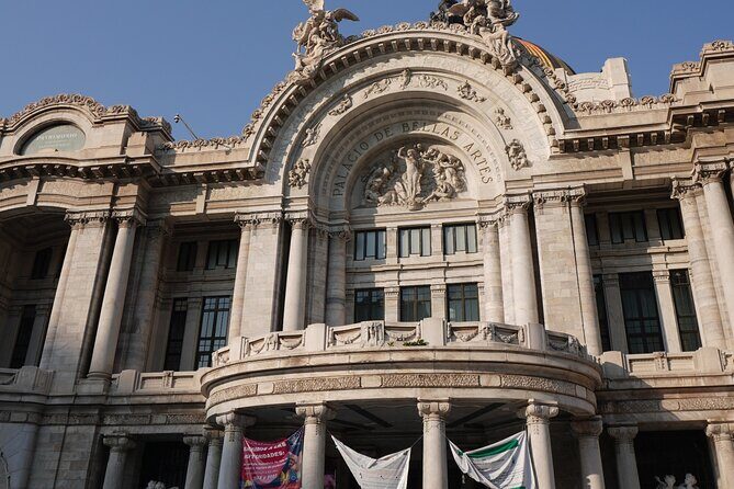 EXCLUSIVE TOUR to Palacio de Bellas Artes - small groups - The outside lesson: Art Nouveau façade and sculptural details