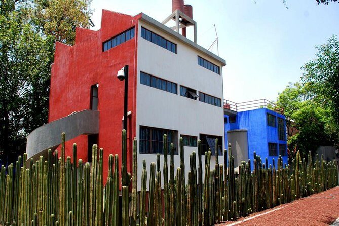 Frida Kahlo Museum and Diego Rivera Studio Tour with Admission Tickets - Stop 1: Frida Kahlo Museum (Casa Azul) and what the guide will point out