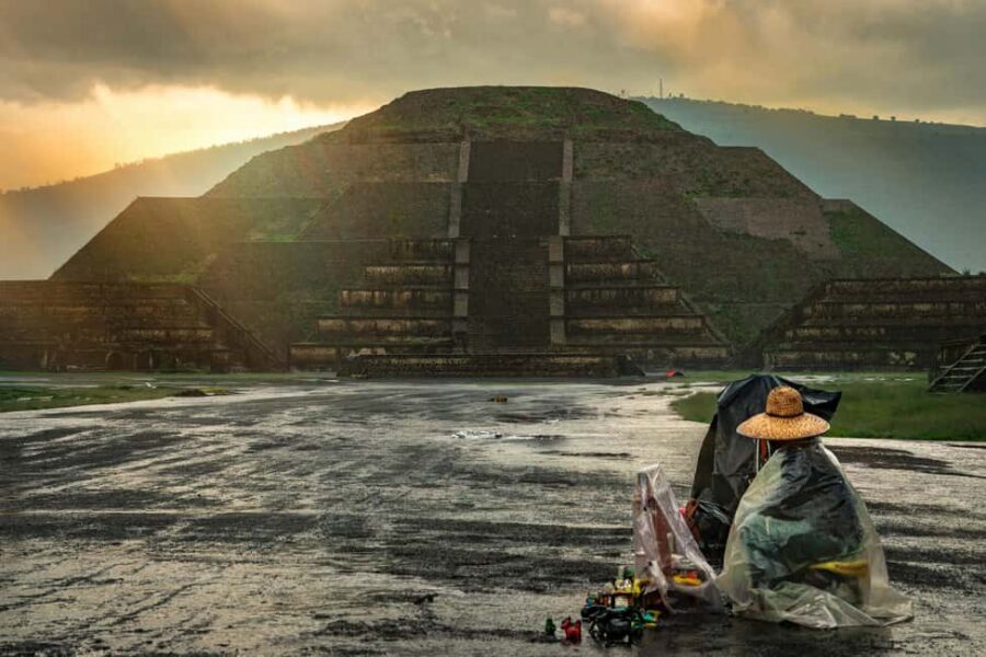 From Mexico City: Expedition with Early Access to Teotihuacan - Pyramids of the Sun and Moon: your guided route to the main event