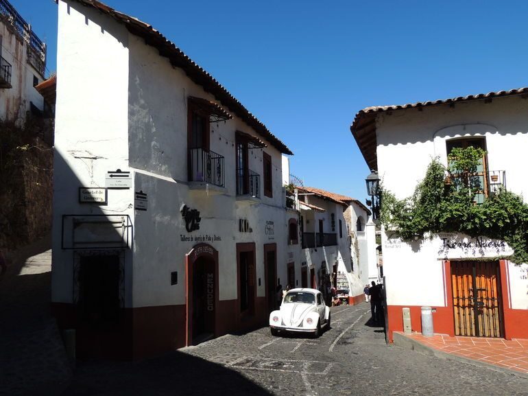 From Mexico City: Puebla, Taxco & Prehispanic Mine in 2 Days - The Taxco crafts market and silver-shopping mindset