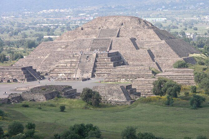 Historical downtown Mexico City & Teotihuacan Pyramids Mezcal tasting - Hotel pickup, group size, and how long the day really feels