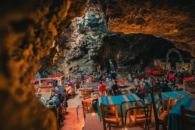 Hot Air Balloon Flight Teotihuacan With Pickup and Breakfast - Cave breakfast in La Cueva: food, dancing, and why it works