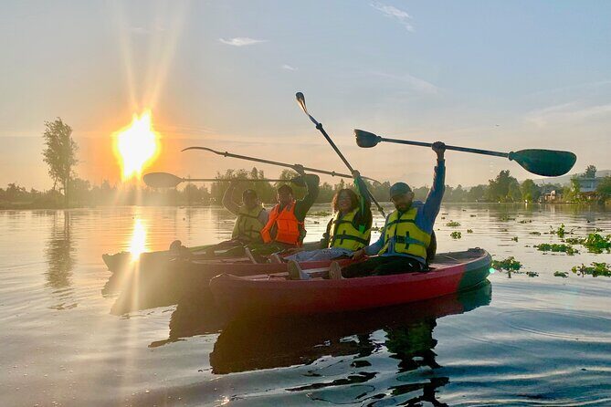 Kayak tour in Xochimilco - Stop 1: Apampilco channel, Teshuilo Lagoon, and the Island of the Dolls