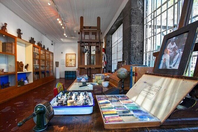 Last Minute Frida Kahlo Museum Ticket & Written Guide of Coyoacan - Coyoacán on foot: using the written guide to find the right details