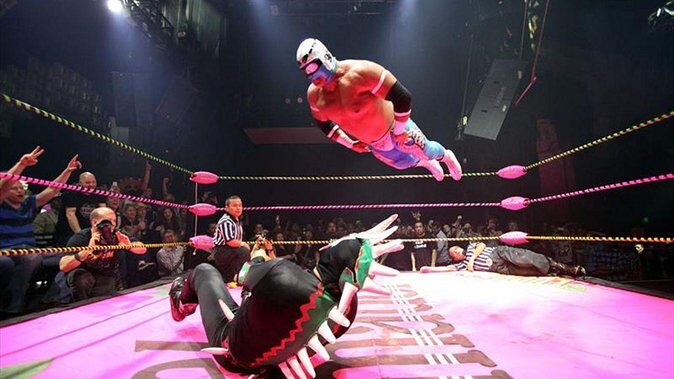 Lucha libre en Puebla (private tour) - The pre-show stops: mask shop and street snacks