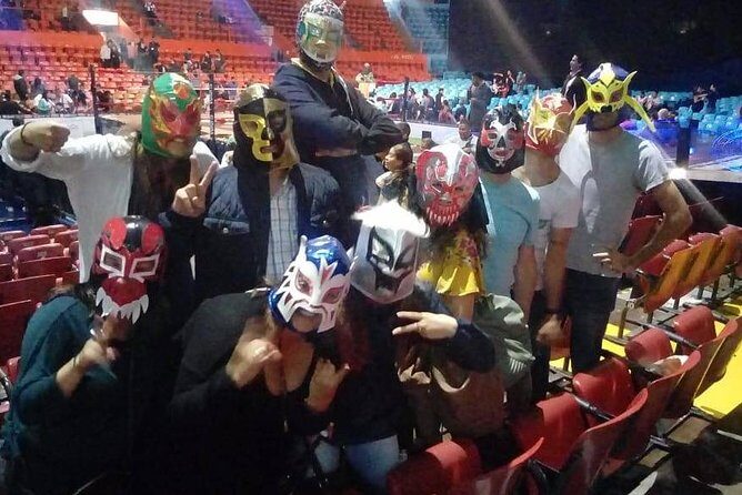 Lucha Libre Tour and Mezcal Tasting in Mexico City - Stop 1 in Barrio Alameda: Mezcal Tasting With Guacamole