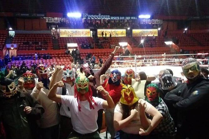 Lucha Libre Tour and Mezcal Tasting in Mexico City - Meeting at Cristóbal Colón and Getting to the Action