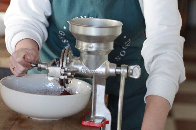 Make Oaxacan-style take-home chocolate - Oaxaca-style chocolate: what you’re really making