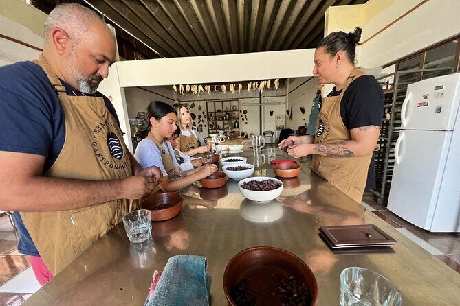 Make Oaxacan-style take-home chocolate - From beans to molds: what the hands-on steps feel like