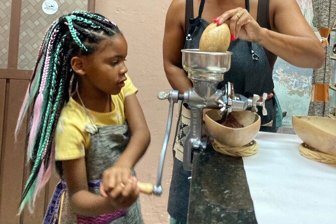Make Your Own Chocolate with Oaxacan Tradition Private Class - Hand-peeling cacao: the ritual part you’ll feel
