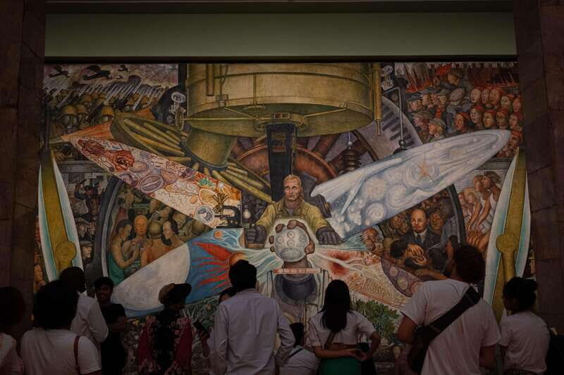 Mexican muralism with a true Art lover - From 5 de Mayo to Madero Street, then the Zócalo: how the city becomes part of the art