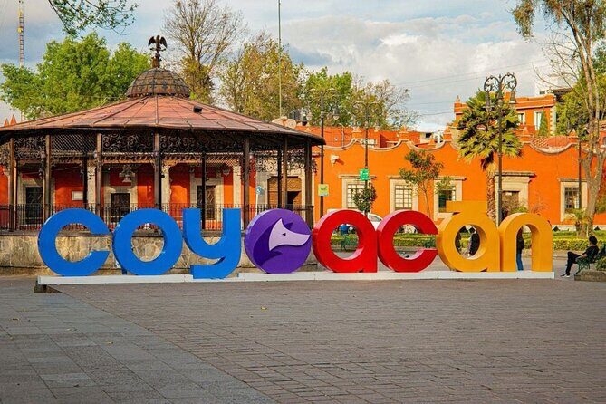 Mexico City Coyoacán, Frida Kahlo Exploration Game and Tour - Plaza Jardín Hidalgo and the independence link: puzzles with a public-square feel