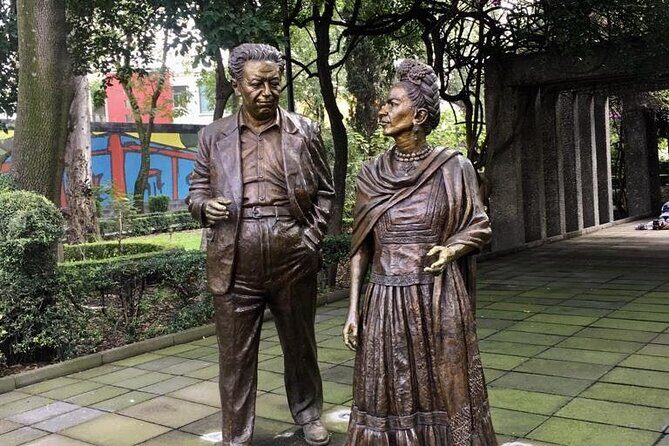 Mexico City Coyoacán, Frida Kahlo Exploration Game and Tour - Start at Parque Centenario: your first clue and the coyote fountain vibe