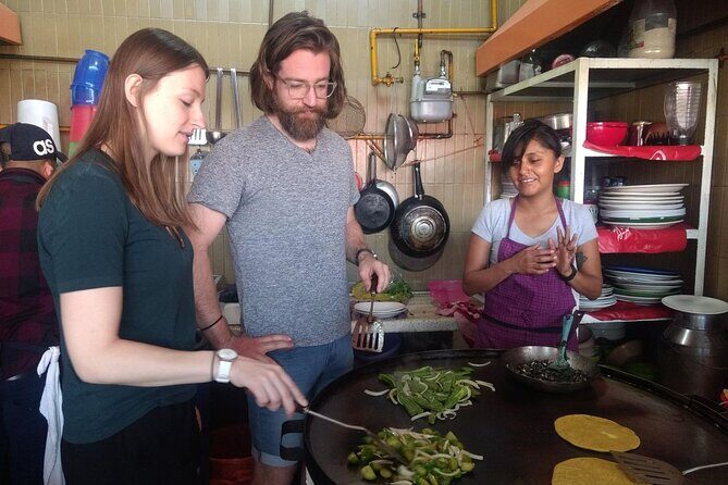 Mexico City: Hidden Markets, Street Food & Salsa-Making Tour - Morning plan: how this tour works in real life