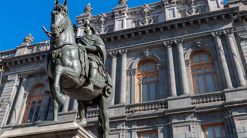 Mexico City: Historic Downtown Walking Tour - Stepping Inside the Metropolitan Cathedral Like You Mean It