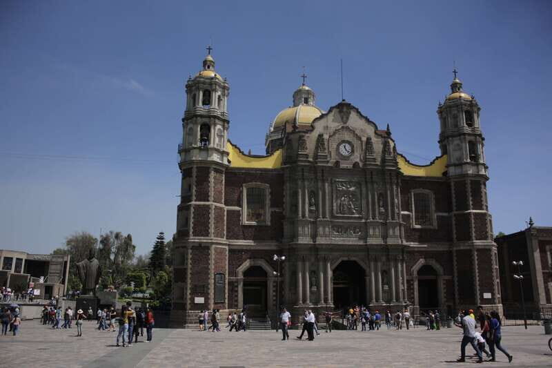 Mexico City: Hop-On Hop-Off Bus City Tour - Circuit Yellow (Downtown to Temples): civic landmarks and big religious history