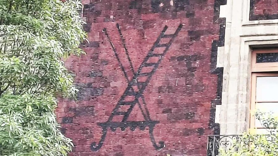 Mexico City: Jewish Presence - Meeting outside Librería Porrúa: the “start right” moment