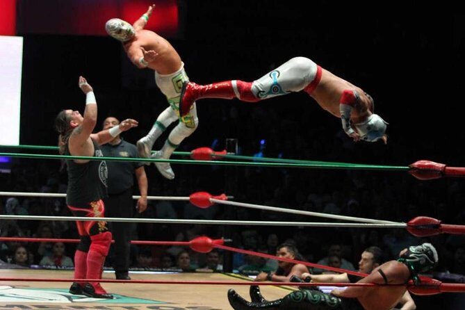 Mexico City: Lucha Libre wrestling show tickets - Bilingual guides: the difference between watching and getting it