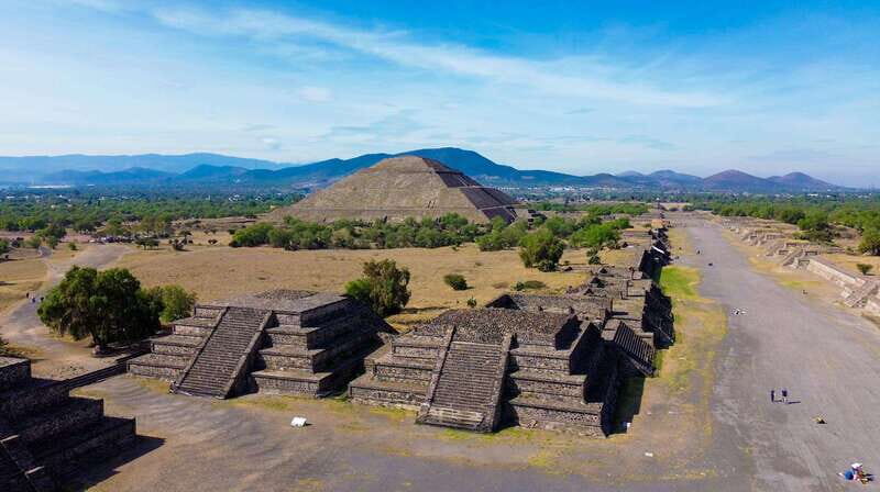 Mexico City: Teotihuacan Pyramids Early Access Guided Tour - Early access and a guide you can follow
