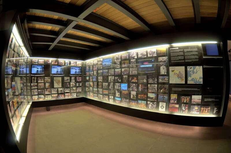 Mexico City: Ticket de entrada Museo Memoria y Tolerancia - Getting oriented in downtown Mexico City: Plaza Juárez meets a museum with a mission