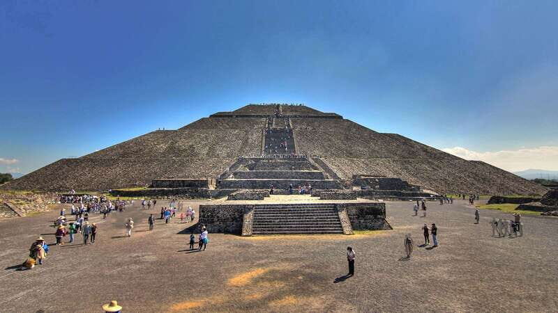 Mexico City: Trip to Teotihuacan Pyramids & Guadalupe Shrine - Meeting point at Turibus Tours: show up early and watch for the right vest