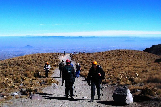 Nevado de Toluca (Walk through the lagoons of the Sun and the Moon) - The climb: pacing your way toward crater views