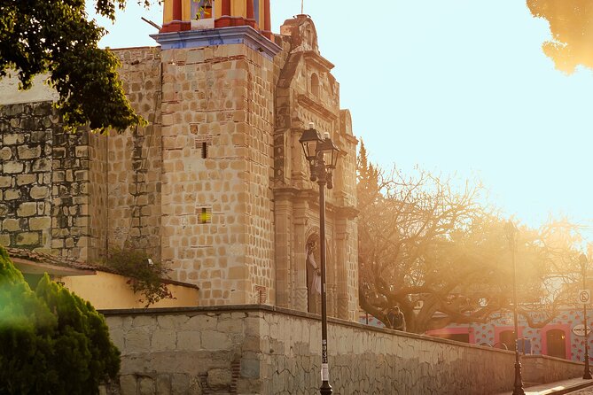 Oaxaca city bike ride - History & traditions - Stop 2: Templo de San Matías Jalatlaco and street art with purpose