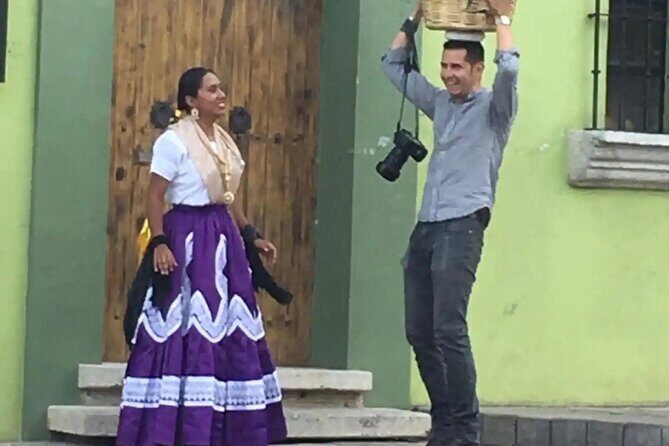 Oaxaca with a Local Photographer - Start at Café El Volador: getting ready for a 2-hour shoot
