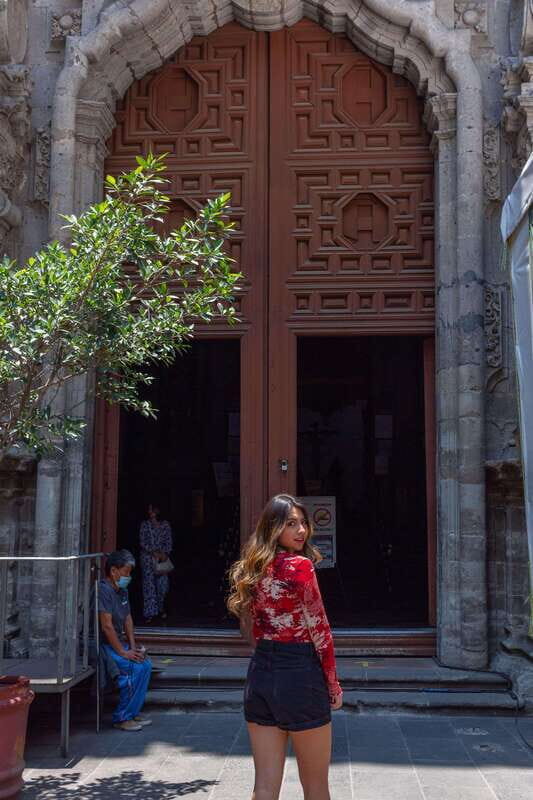 Poetry tour Mexico City - Casa de los Azulejos to the first poem: tiles, authors, and modern art